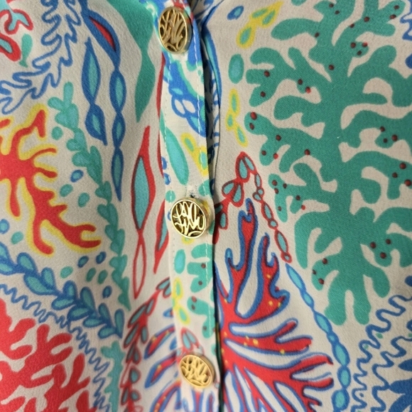 Lilly Pulitzer Elsa 100% Silk Top Let Minnow Sz S Popover Detail Logo Buttons - Picture 6 of 12